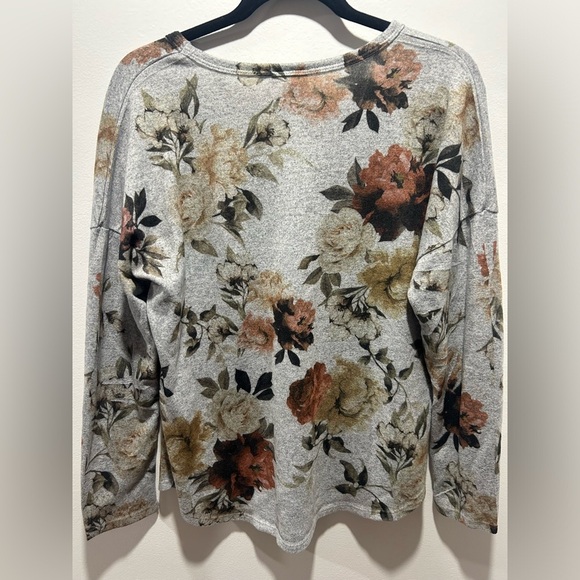 LIVE IN THE MOMENT, size M long sleeve gray floral top, V neck - Picture 5 of 6